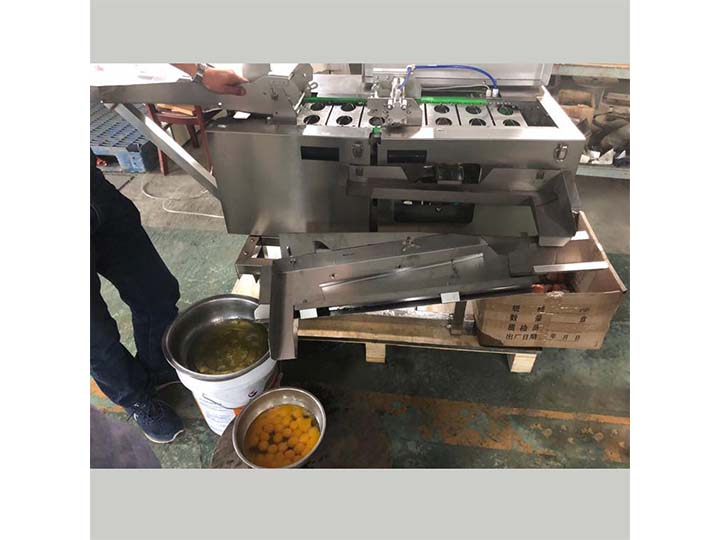 Chain-plate egg breaking machine