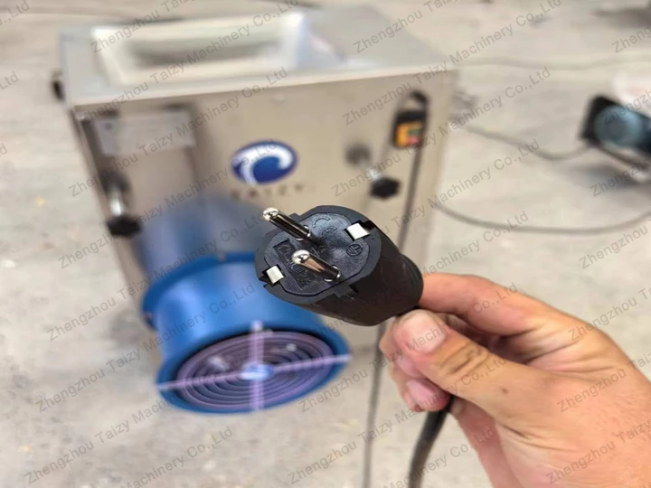 garlic clove separator with customized plug